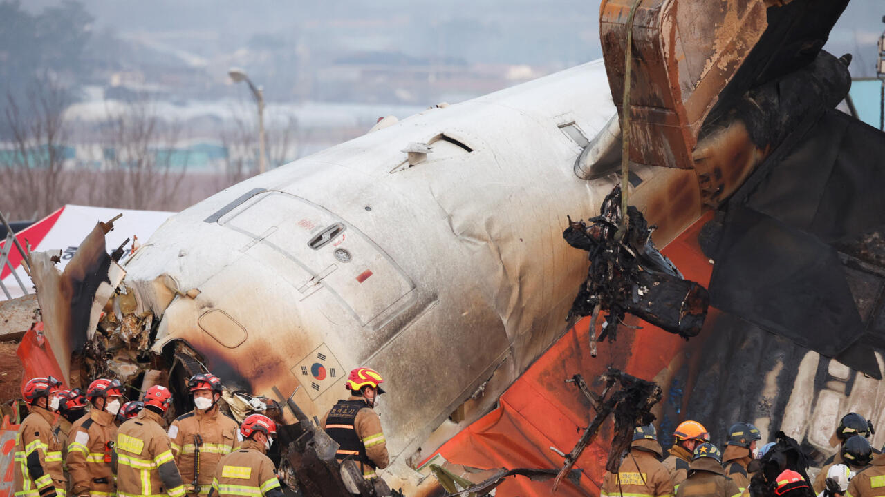 El 29 de diciembre de 2024, el vuelo 7C2216 de Jeju Air, un Boeing 737-800, sufrió un trágico accidente en el aeropuerto de Muan, Corea del Sur, que resultó en la muerte de 179 personas y dejó solo dos supervivientes. El avión, que había partido de Bangkok, Tailandia, aterrizó sin el tren de aterrizaje desplegado, lo que provocó que se saliera de la pista, chocara contra un muro y explotara. A bordo viajaban 181 personas, incluidas 175 pasajeros, principalmente surcoreanos, y 6 miembros de la tripulación.