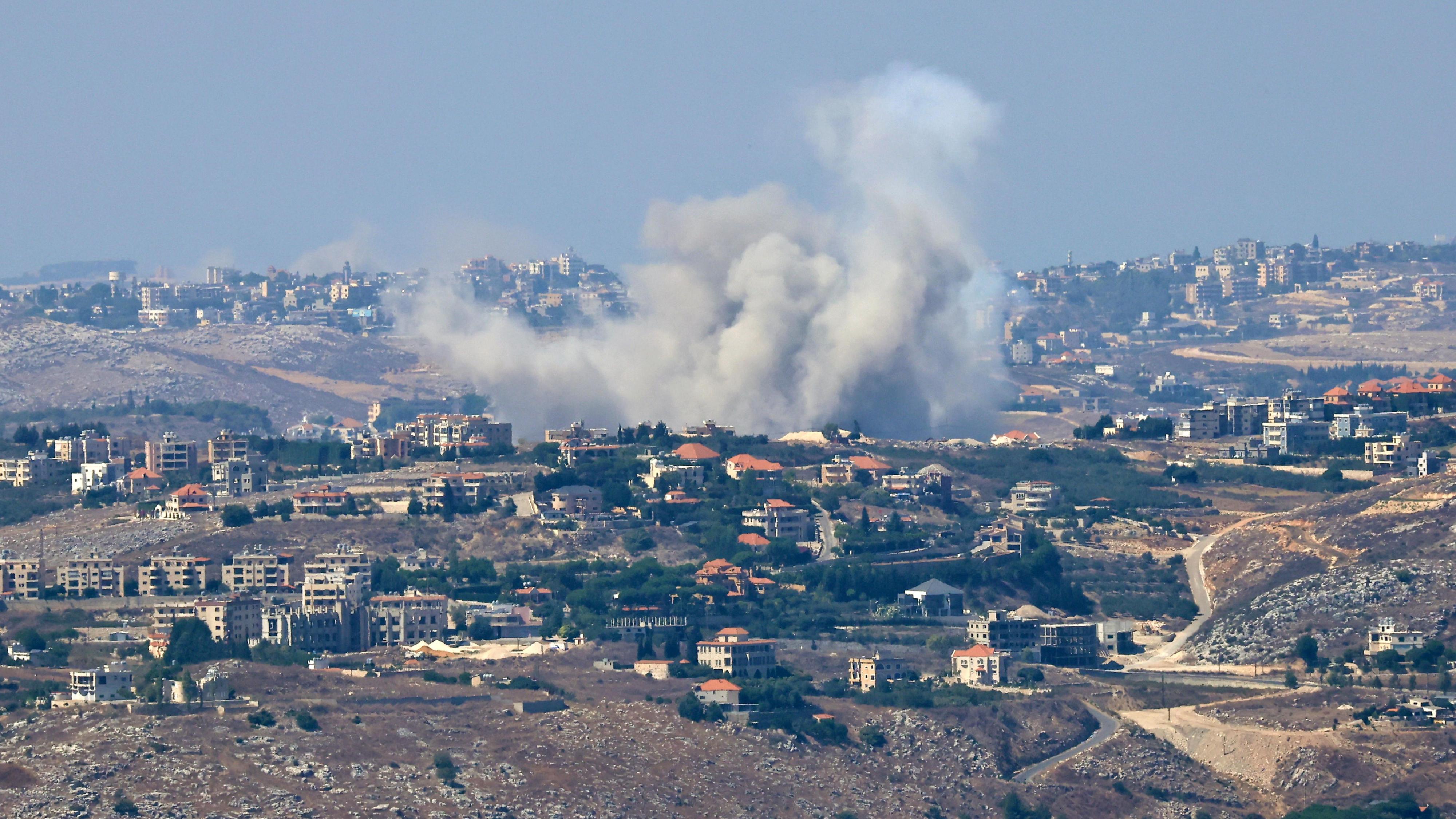 La guerra entre Israel y Hezbollah en Líbano se intensificó con ataques aéreos israelíes que han causado más de 1,400 muertos y miles de heridos. Estos bombardeos han sido descritos como los más intensos en dos décadas, y la situación humanitaria en Líbano sigue empeorando, con más de un millón de personas desplazadas.